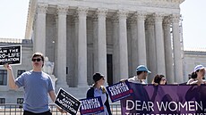 Protipotratový protest před Nejvyšším soudem USA, který probírá žádost o...