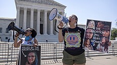 Protipotratový protest p�ed Nejvy��ím soudem USA, který probírá �ádost o...
