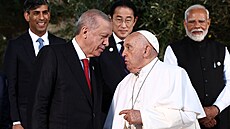 Papež František navštívil summit skupiny G7 v Itálii jako první papež. Na...