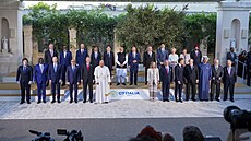 Skupinové foto lídr vysplých ekonomik G7 v Itálii s dalími pozvanými...
