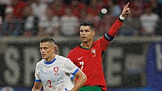 Portugalský kapitán Cristiano Ronaldo za zády Tomá�e Hole�e, �eského obránce.