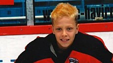 �estný ob�an Haví�ova David Pastr�ák s pohárem pro hokejové mistry sv�ta.