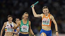 Nizozemka Femke Bolová dobíhá do cíle tafety na 4 x 400 metr.