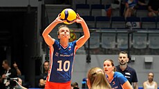 Nahráva�ka Kate�ina Valková p�ipravuje útok národního týmu.