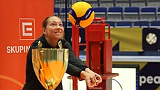 Sme�a�ka Magdalena Bukovská za pohárem, který �eká na vít�zky leto�ní Zlaté...