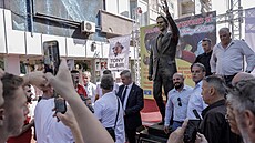 Britskému expremiérovi Tonymu Blairovi v Kosovu odhalili sochu. (12. ervna...