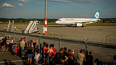 Na odlet ekají za plotem píbuzní pasaér i zvdavci, kteí se chtjí podívat...