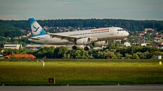 Letadlo pistává na letiti u eských Budjovic.
