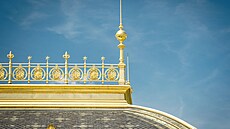 Základnová stanice O2 na st�e�e Nové scény Národního divadla