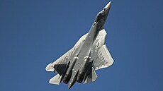 Víceú�elová stíha�ka páté generace Suchoj Su-57 vystupuje na Mezinárodním...