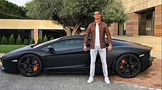 Matn erné Lamborghini Aventador LP 700-4 si Ronaldo koupil ke svým 27....