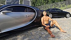 Peká buchet a Bugatti Chiron. Ronaldo se svými auty (a vypracovaným tlem)...