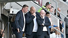 Trenér reprezentace Ivan Ha�ek (vpravo) v debat� se svými asistenty Jaroslavem...