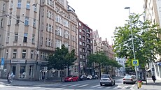 Vinohradská t�ída. D�m s fasádou od kulek je uprost�ed.