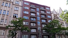 Vinohradská t�ída. D�m s fasádou od kulek ze srpna 1968