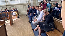 Lavice ob�alovaných ve fotbalové kauze u okresního soudu v Plzni. Roman Berbr...