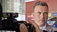 Asistent trenéra Jaroslav Köstl odpovídá na dotazy noviná��.