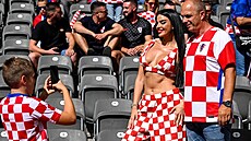 S nejslavn�j�í fanynkou se cht�l ka�dý chorvatský fanou�ek vyfotit. (15. �ervna...