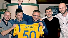 Petr Msíc a jeho oslava padesátin, zleva Tomá Vondráek, Martin Fillo,...