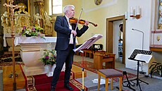 Houslista Jaroslav Svcený a kytarista Luká Sommer vystoupili v kostele v...