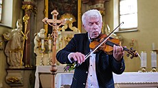 Houslista Jaroslav Svcený a kytarista Luká Sommer vystoupili v kostele v...