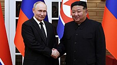 Ruský prezident Vladimir Putin a  severokorejský vdce Kim ong-un pi setkání...