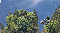 Vrtulník �výcarského letectva hlídkuje u letoviska Buergenstock b�hem summitu o...