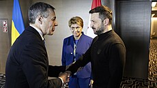 Švýcarský spolkový rada Ignazio Cassis (vlevo) a ukrajinský prezident Volodymyr...