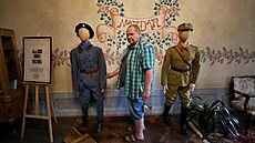 Vedoucí muzea Bronislav Novosad u nápisu Nazdar, díky kterému vznikla na zámku...