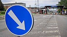 Hlavní brána ostravské huti Liberty pi ranním stídání smn. Spolenost...