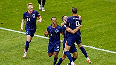Fotbalisté nizozemské reprezentace slaví gól na 2:1.