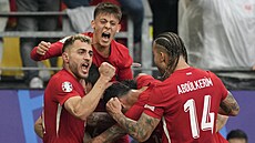 Turetí fotbalisté se radují z prvního gólu utkání.