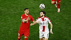 Turek Kaan Ayhan (vlevo) v souboji o mí s Chviou Kvaracchelijem.