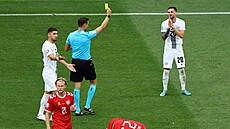 Slovinec Petar Stojanovi inkasuje lutou kartu za podráení.