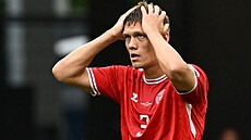 Dán Jannik Vestergaard se chytá za hlavu bhem utkání se Slovinskem.