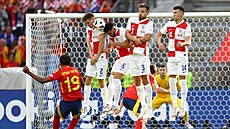 �pan�l Lamine Yamal st�ílí z p�ímého kopu p�es chorvatskou ze�.