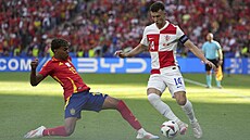 Lamine Yamal (vlevo) a Ivan Peri�i� v souboji o mí�.