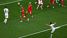 Slovinec Erik Jana stílí gól v utkání s Dánskem.