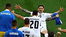 Slovinec Erik Jana se spoluhrái slaví vyrovnávající gól v utkání s Dánskem.