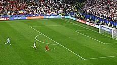 Turek Kerem Aktürkoglu stílí tetí gól Turecka do odkryté branky Gruzie.