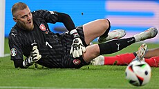 Jind�ich Stan�k p�i zákroku v utkání s Portugalskem