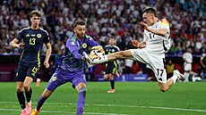 Florian Wirtz nestihl vypíchnout mí skotskému brankáovi Angusovi Gunnovi.