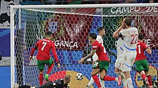 Robin Hraná si dává vlastní gól v utkání s Portugalskem.
