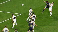 N�mecký obránce Antonio Rüdiger hlavi�kuje mí� do vlastní brány.