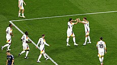 Nmetí fotbalisté slaví výhru nad Skotskem.