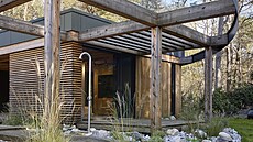 Hlavní výraz domu dodává pravoúhlý mod�ínový, pohledov� p�iznaný skelet s...