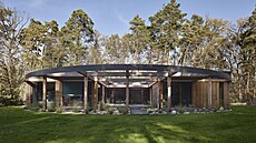 Hlavní výraz domu dodává pravoúhlý mod�ínový, pohledov� p�iznaný skelet s...