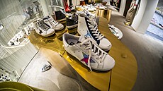 Tenisky Golden Goose Superstar vystavené v obchodním dom Barneys v New Yorku...