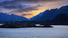 Plnoní slunce na obloze ve fjordu Vestfjorden poblí souostroví Lofoty a...