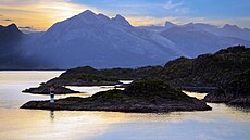 Plnoní slunce na obloze ve fjordu Vestfjorden poblí souostroví Lofoty a...